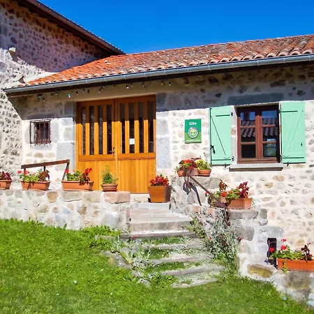 Charmante Maison Avec Jardin à Saint-pal-de-chalencon Hébergement de vacances