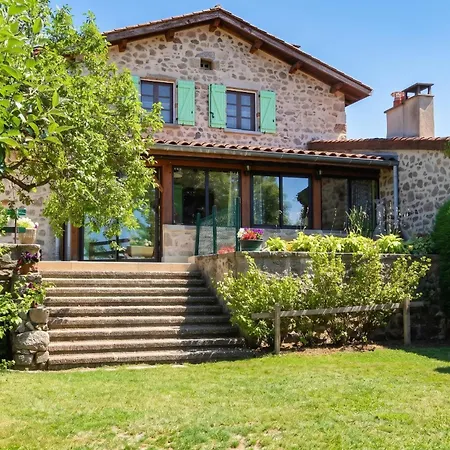Hébergement de vacances Charmante Maison Avec Jardin à Saint-pal-de-chalencon *