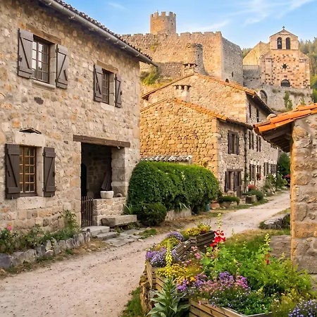 Charmante Maison Avec Jardin à Saint-pal-de-chalencon Hébergement de vacances *